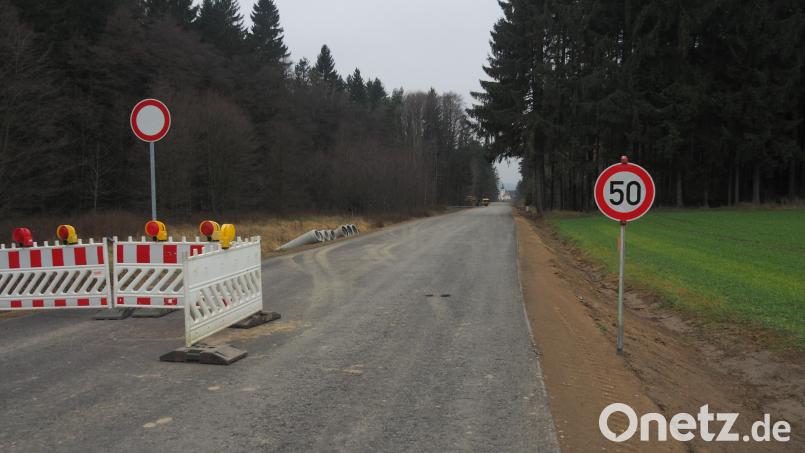 Die Staatsstraße zwischen der Wenderer Höhe und Schwarzenbach wird voraussichtlich Ende der Woche wieder freigegeben. Noch fehlen aber die Feinschicht sowie Markierungen, und auch die Leitplanken werden wohl nicht durchgehend erstellt. Deshalb wird die Geschwindigkeit auf 50 Stundenkilometer begrenzt. Im Frühjahr erfolgen die Restarbeiten. Bild: ws