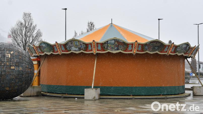Zur Stunde ist noch nicht klar, ab dieses Karussell am Multifunktionsplatz in Betrieb gehen darf. Bild: Petra Hartl