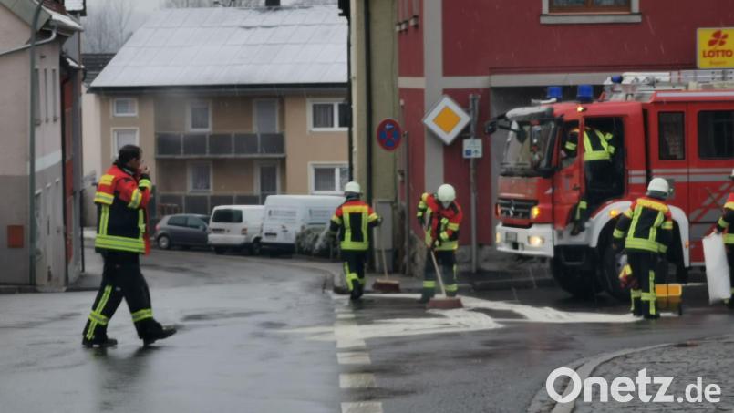 Die Feuerwehr beseitigte am ersten Adventsonntag eine Ölspur. Bild: gz