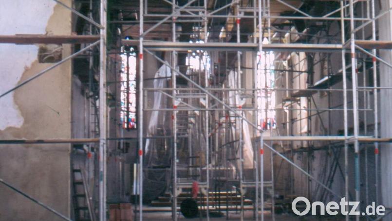 Von Pfingsten bis November 1986 war die Stadtpfarrkirche eine Großbaustelle. Durch die Renovierung sollte die Neugotik wieder in das Gotteshaus einkehren. Bild: u