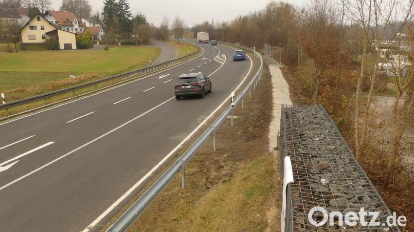 Die Gabionen-Schallschutzwand an der B 470 bei Kleinkotzenreuth ist bis auf einen kleinen Teil abgerissen worden. Im Frühjahr soll der Wiederaufbau starten. Bild: rn