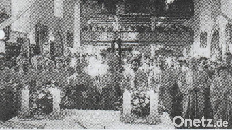 Beim Pontifikalamt scharten sich neun Konzelebranten um den neuen Volksaltar. V. l.: Stadtpfarrer Georg Dobmeier, BGR Georg Bösl, Prälat Gotthard Dimpfl, Dekan Edwin Völkl, Bischof Manfred Müller, Prälat Helmut Huber, Ex-Kaplan Rudolf Liebl, Ex-Kaplan Georg Maier und Kaplan Alfons Eder. Nicht im Bild: Ex-Kaplan Jürgen Hohn. Bild: u
