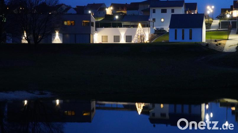 Vorweihnachtliches Spiegelbild am Waldthurner Badeweiher Bild: fvo