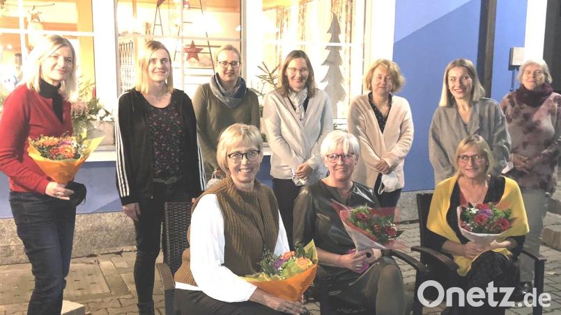 SPD-Gemeinderätin Elke Waldeck (sitzend, Mitte) übernimmt mit dem Vorsitz der wiederbelebten AsF-Ortsgruppe Etzenricht zusätzlich Verantwortung und Arbeit. Unterstützung erfährt sie von Tina Braun (sitzend, rechts) als „Vize“, extern von ASF-Vorsitzende des Unterbezirks und der Stadt Weiden Sabine Zeidler (sitzend, links) sowie intern von SPD-Chefin Monika Waldeck. Bild: war