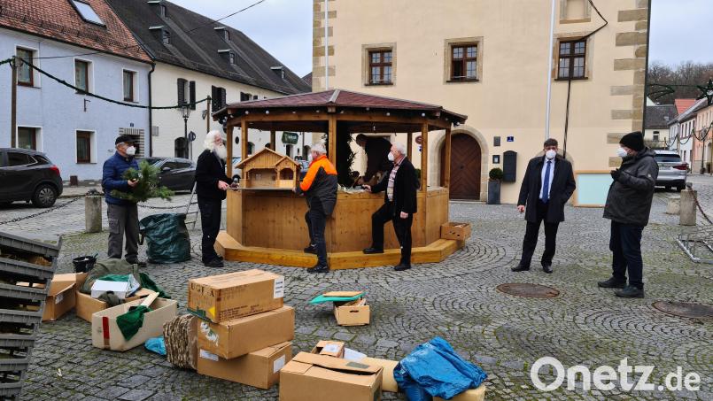 Während die Schnitzergemeinschaft noch voll mit dem Aufbau beschäftigt ist, informiert Leiter Reinhold Gietl (rechts) Bürgermeister Edgar Knobloch (daneben) über die Neuerungen. Bild: sne