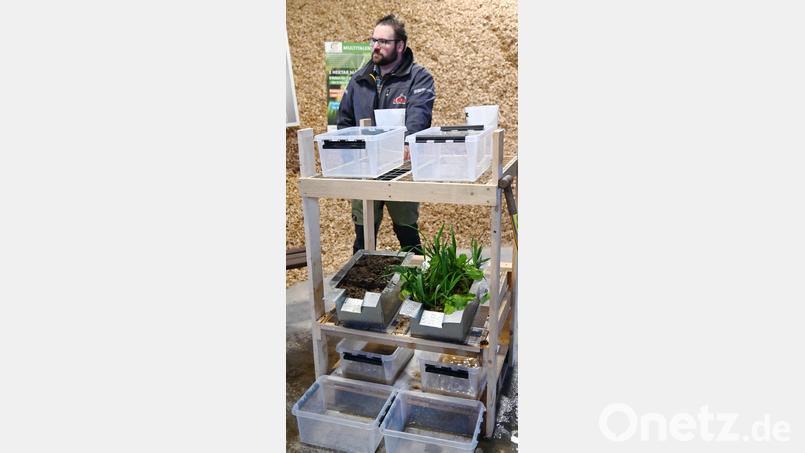 Mit einer selbst konstruierten Versuchsanordnung bewies Leonhard Rösel, dass der mit Zwischenfrucht bedeckte Boden (rechts) das Regenwasser aufsaugt, im Gegensatz zur kahlen Ackerfläche (links). Bild: gf