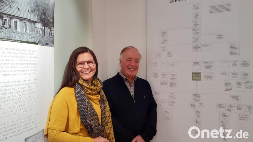 Gerda Stollner freut sich über die von Dr. Adolf Rank erstellte Stammtafel der Familie Flierl, die einen Zeitraum vom Jahr 1633 bis zur Gegenwart umfasst. Bild: hka