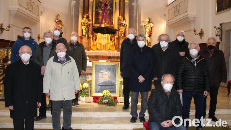 Vorsitzender Manuel Färber (hinten, links) und Stadtpfarrer Josef Häring (vorne, links) ehren am Ende des Gottesdienstes zum Kolping-Gedenktag treue Mitglieder der Kolpingsfamilie. Hans Nachtmann (vorne, Zweiter von links) wurde für 65 Jahre Mitgliedschaft ausgezeichnet. Bild: prh