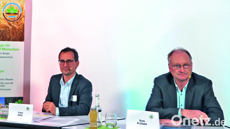 Franz Rösl, Vorstandsvorsitzender der IG gesunder Boden, begrüßte einen prominenten Gast: ARD-Wetterexperte Sven Plöger war zum Bodentag nach Neunburg vorm Wald gekommen. Bild: Sina Patricia Henne/exb