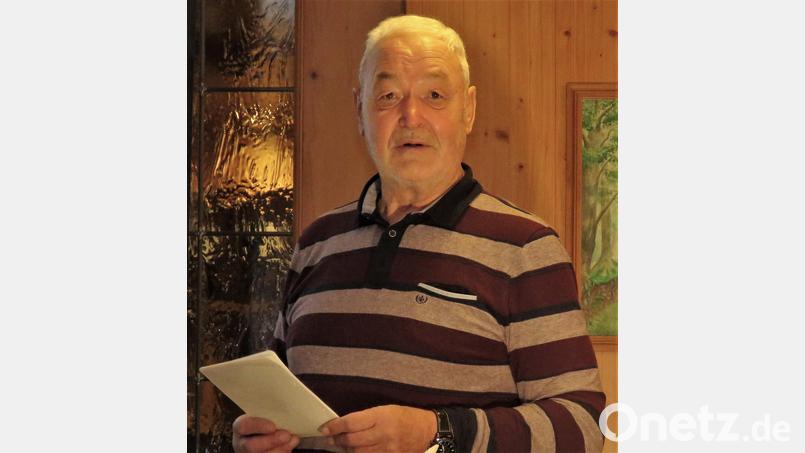Norbert Reger freute sich, neben den Autoren auch Landrat und Bürgermeister begrüßen zu können. Bild: ubb
