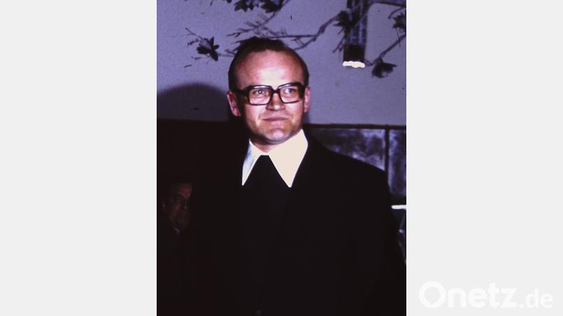 Von 1973 bis 1989 wirkte Stadtpfarrer Edwin Völkl in Hirschau hoch geschätzter Seelsorger. Die Renovierung der Stadtpfarrkirche war das „i-Tüpfelchen“ seiner Bautätigkeiten. In seine Amtszeit fallen der Neubau des Pfarrhofes samt Stadt- und Pfarrbücherei, die Innen- und Außenrenovierung der Vierzehnnothelferkirche, der Umbau des Jugend- und Neubau des Pfarrheimes und der Bau der Caritas-Sozialstation. Bild: u