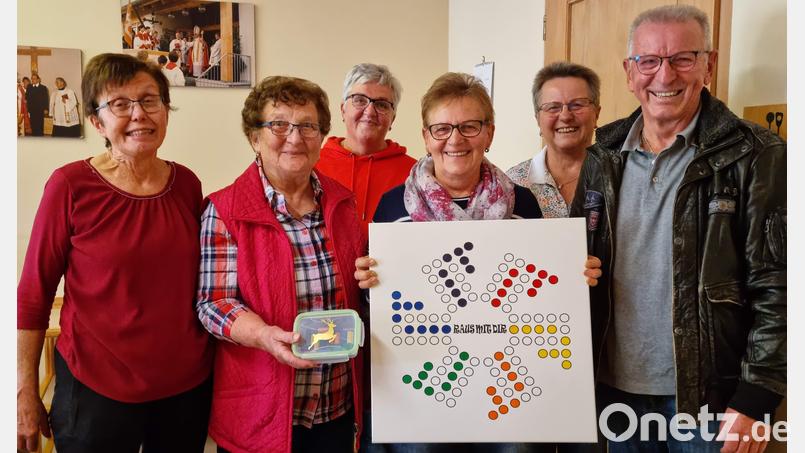 Nach Wiedereröffnung des Seniorentreffs stellen sich die Seniorenbeauftragten der Stadt, Rudi Wild und Claudia Stein, dem Betreuungsteam vor. Sie überreichen ein von Helmut Dolles gespendetes Brettspiel (von links): Anni Regler, Maria Fruth, Claudia Stein, Maria Ott, Marianne Wild und Rudi Wild. Bild: u