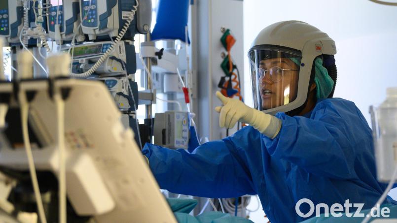 Auf den Intensivstationen liegen vor allem Ungeimpfte. Bild: Robert Michael/dpa