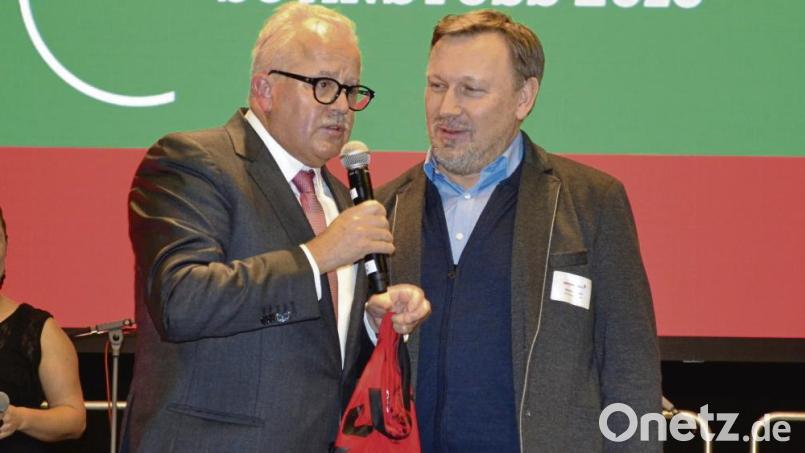 Über ein besonderes Geschenk freute sich Martin Kurzka anlässlich seines 50. Geburtstages vor drei Jahren. Der damalige Präsident des SC Freiburg und spätere DFB-Präsident Fritz Keller überreichte an ihn ein Freiburger Trikot. Bild: Kurzka/exb