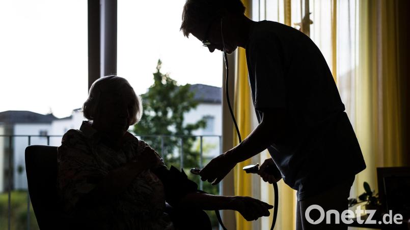 Pflegefachkräfte, aber auch Helferinnen und Helfer sind in der Region gesucht. Bild: Christoph Schmidt/dpa