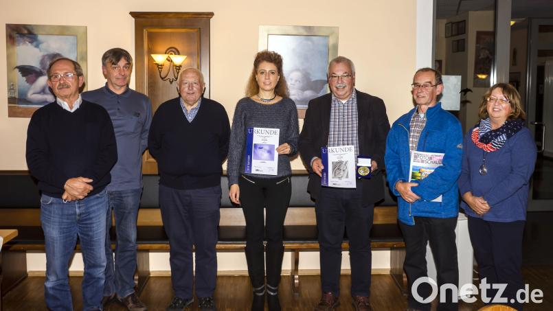 Georg Birner (von links), Uwe Weiß (Vorsitzender Fotoclub), Hans König, Jana Müller, Ulrich Kiene, Johannes Wolf und Cornelia Lochner freuen sich über die Preise bei den Fotowettbewerben. Bild: Hans König/exb