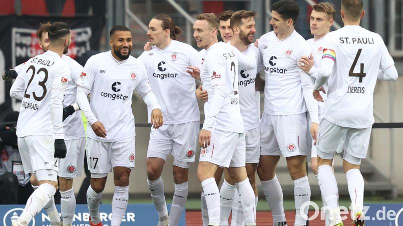 Der Kapitän kommt zum Gratulieren: Philipp Ziereis (rechts) freut sich mit seinen Kollegen über das Tor zum 1:0 beim 3:2-Sieg in Nürnberg. Bild: Daniel Karmann/dpa