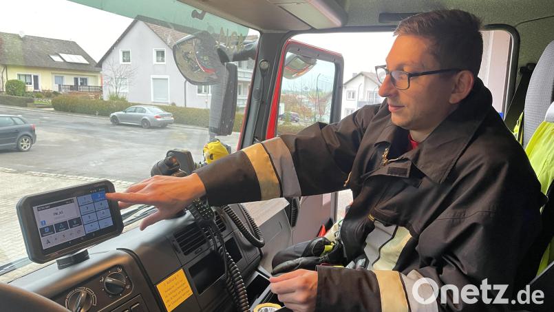 Kommandant Markus Luber meldete das Fahrzeug per &quot;Status 2 - Einsatzbereit auf Wache&quot; bei der ILS in Amberg an. Bild: lei