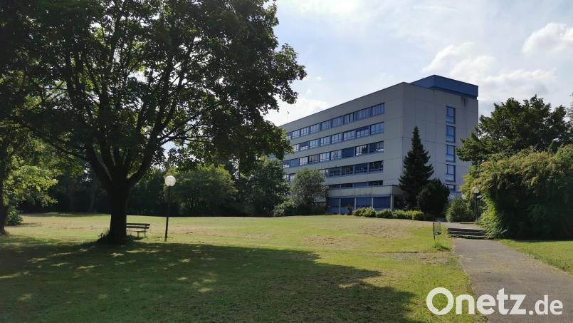 Im Garten der Asklepios-Klinik Oberviechtach, die im Hintergrund zu sehen ist, wird der neue, einstöckige Krankenhausbau entstehen. Das Jahr 2022 wird im Zeichen des Vergabeverfahrens und der Planungen des Gebäudes stehen, 2023 könnte dann die Baumaßnahme beginnen. Bild: Portner
