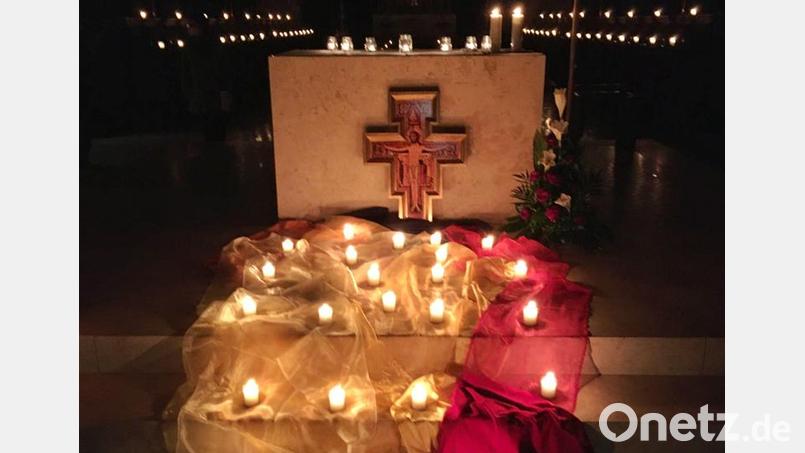 Zur &quot;Nacht der Lichter&quot; war die Basilika nur durch Kerzen erhellt. Bild: Ferdinand Sperber/exb