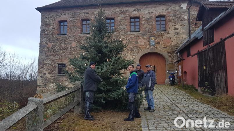 Die Mitglieder des Fördervereins Schloss Burgtreswitz stellten vor dem Haupttor des Schlosses einen Weihnachtsbaum auf, der weit ins Pfreimdtal leuchtet. Bild: gi