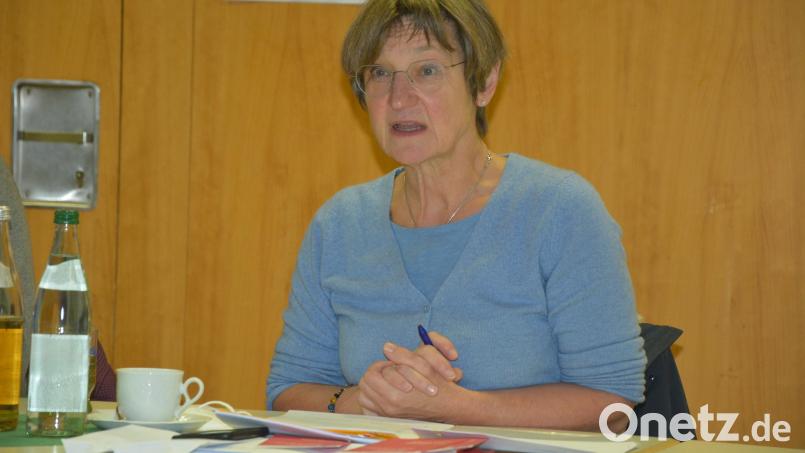 Diplom-Sozialpädagogin Elke Pinkert stellte bei den Kreis-Familienbeauftragten die Beratungsstelle für seelische Gesundheit vor. Bild: jr