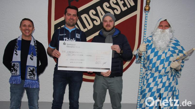 Eine Spende von 1000 Euro überreichten die „Löwenfreunde“ an die Jugendabteilung des ASV Waldsassen: Von links Benjamin Heller und Markus Schwägerl von den „Löwenfreunden“, ASV-Jugendleiter Bastian Bachofner und der „weißblaue“ Nikolaus der „Löwenfreunde“. Bild: kro