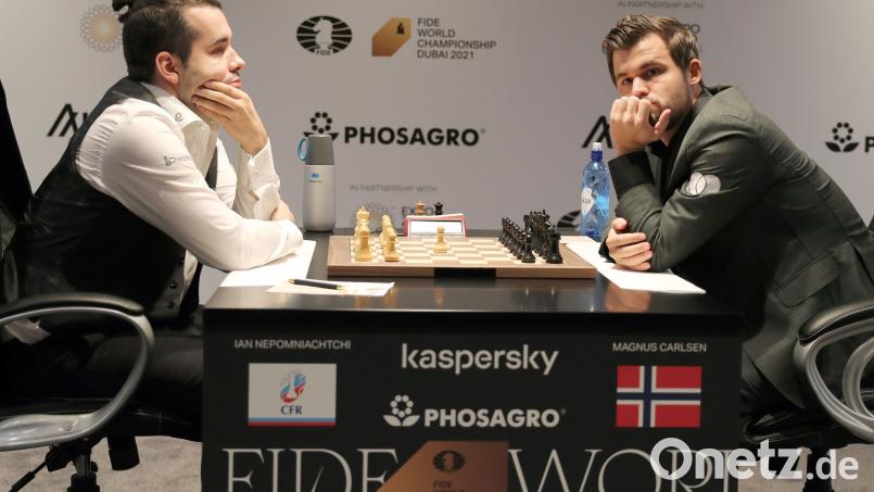 Bei der Schach-WM in Dubai treffen Jan Nepomnjaschtschi (Russland) und Magnus Carlsen (Norwegen) (von links) aufeinander. Bild: Kamran Jebreili/dpa
