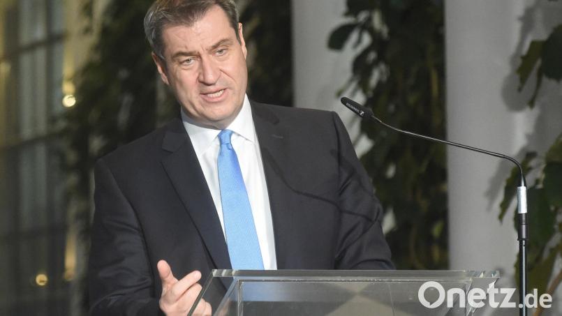 Ministerpräsident Markus Söder (CSU) gibt im Anschluss an die Beratungen mit den Ministerpräsidenten und der geschäftsführenden Bundeskanzlerin Angela Merkel (CDU) zur Corona-Lage in der Orangerie der Staatskanzlei München ein Statement ab. Bild: Felix Hörhager/dpa