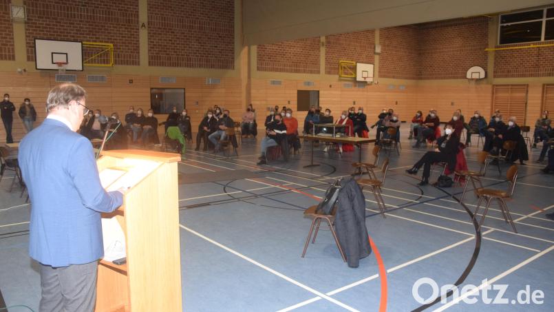Bürgermeister Karlheinz Budnik gibt bei der Bürgerversammlung in der Mehrzweckhalle auch einen Ausblick auf das Jahr 2022. Bild: fz