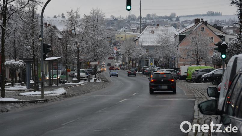 Auf dem Marktplatz soll der Verkehr ausgebremst werden. Der SPD-Ortsverein stellte nun einen Antrag an die Stadt auf Tempo 30 und Querungshilfen. Bild: dob
