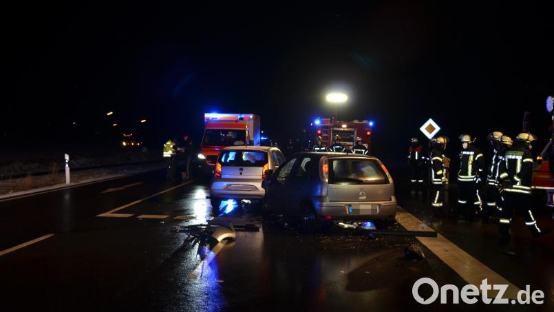 An der Abzweigung nach Altenstadt krachte es am Dienstagfrüh gegen 6.30 Uhr. Zwei Personen wurden verletzt. Bild: dob