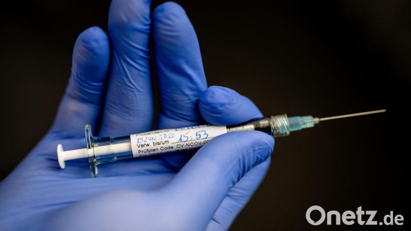 Im Landkreis Tirschenreuth werden die Kapazitäten der Testmöglichkeiten und des Impfzentrums wieder hochgefahren. Dass das überhaupt notwendig ist, ist ein Fehler der Politik. Bild: Christoph Schmidt/dpa