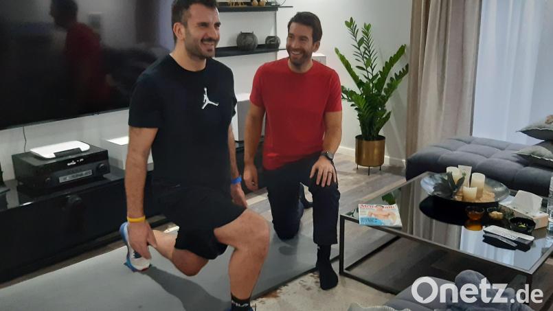 Couchtisch beiseite geschoben, Matte ausgerollt und schon wird das Wohnzimmer zum Fitnessstudio. Seit einem Jahr betreut Personaltrainer Christian Wolf (rechts) den Weidener Sezayi Er. Bild: Lowak
