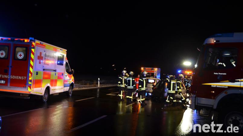 An der Abzweigung nach Altenstadt krachte es am Dienstagfrüh gegen 6.30 Uhr. Zwei Personen wurden verletzt. Bild: dob