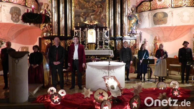 Lang anhaltender Beifall der Besucher belohnt Markus Tremmel (links) als Moderator, die Familienmusik Servi in Person von Gertraud, Klaus, Johannes Servi, Bernadette Pippich, Franziska und Leonhard Servi (von links) sowie den Tenor Sandro Schmalzl (Vierter von links) am Schluss des Adventskonzerts. Bild: mng