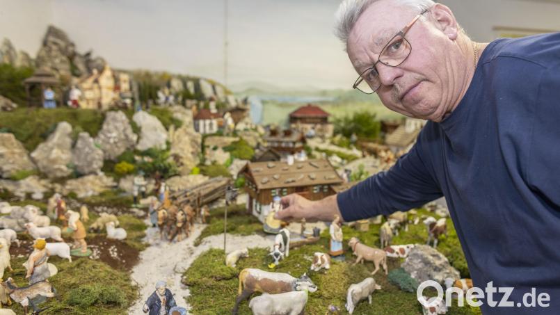 Nach gut einer Woche Arbeit positioniert „Krippenpapst“ Albin Artmann seine letzte Figur in der 14 Quadratmeter großen Alpenwelt. Bild: dtr