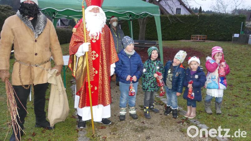 Nikolaus und Knecht Rupprecht halten Einkehr am Apfelbacher Spielplatz. Bild: rn