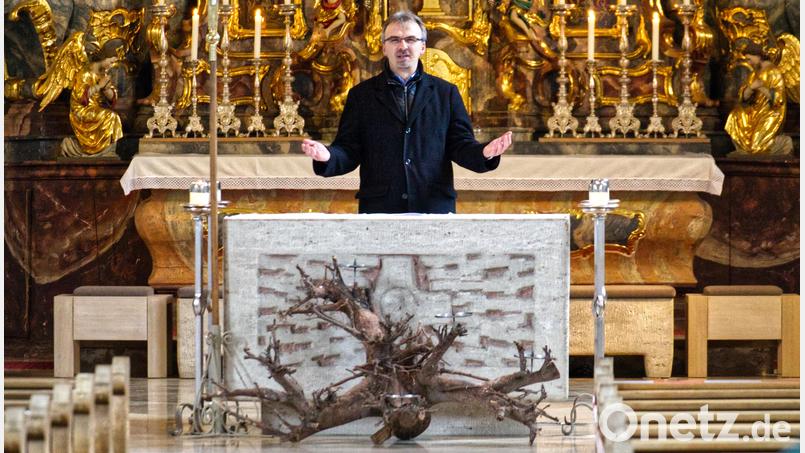 Bei der ersten &quot;Unterbrechung&quot;-Andacht stand die Wurzel im Mittelpunkt. Pfarrer Martin Besold erklärte, dass sie im ersten Moment für Absterben und Tod stehe, doch im Leben gebe eine Wurzel Halt, sie werde gebraucht zum Pflanzenwachstum. Bild: njn
