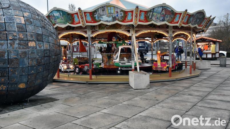 Das Karussell auf dem Multifunktionsplatz darf in Betrieb genommen werden. Die Stadt genehmigt auch den Crêpes-Stand dahinter. Bild: Stephan Huber