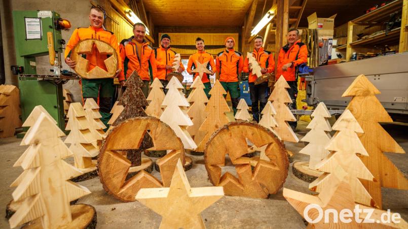 Weihnachtsmänner bei der Arbeit: Das Ausbildungsteam des Forstbetriebs Fichtelberg präsentiert die Weihnachtsdekoration aus dem Wald Bild: Martin Hertel/exb