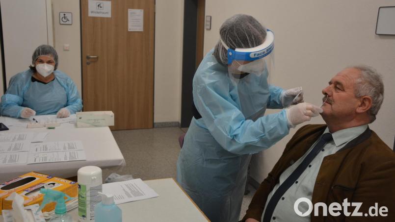 Im April dieses Jahres waren direkt vor Sitzungen in Leonberg und Mitterteich Schnelltests angeboten worden, die Teilnahme war freiwillig. Das Archivbild zeigt Leonbergs Bürgermeister Johann Burger mit den Verwaltungsmitarbeiterinnen Christiane Bleistein und Martina Rüth (von rechts). Archivbild: jr
