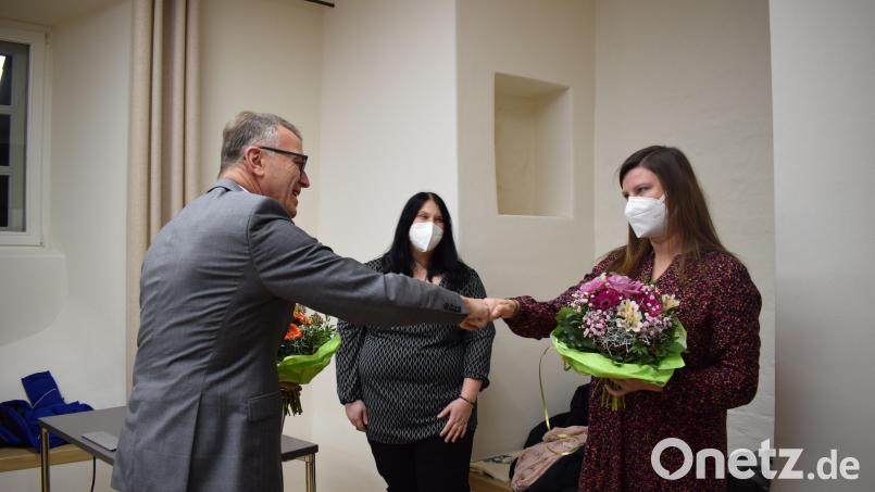 Das Preisgeld wird Stefanie Schnurrer (Mitte) und Theresa Beer (rechts) überwiesen, von Bürgermeister Franz Stahl (links) erhielten die Studentinnen Blumen. Bild: szl