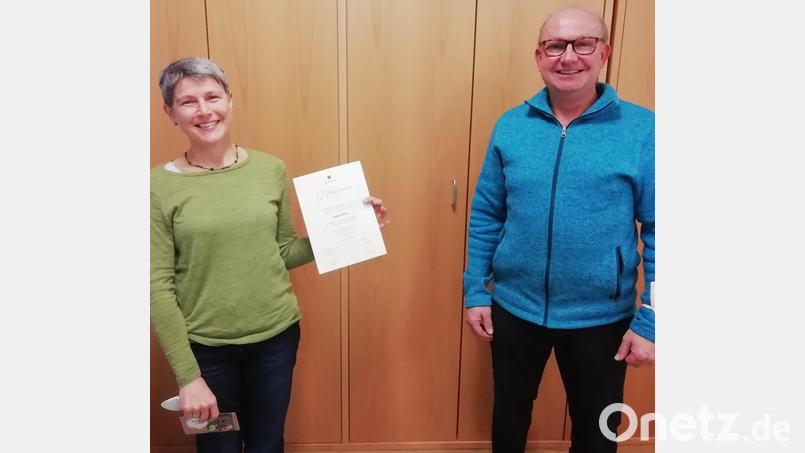 Birgit Lehner ist seit 40 Jahren engagiertes Mitglied der Kolpingsfamilie Kümmersbruck, wofür ihr Vorsitzender Wolfgang Gerl dankt. Bild: Martin Meier/exb