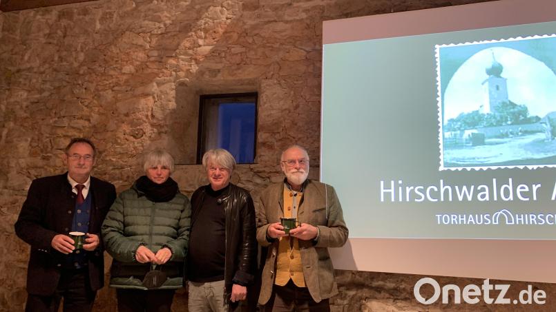 Sie können sich über den großen Erfolg der Auftaktveranstaltung „Hutza im Steinstadel Hirschwald“ freuen (von links): Heimatpfleger Josef Schmaußer, die Besitzerfamilie Birgit Reiger und Willi Schmid, sowie Liedermacher und Autor Peter Seidl. Bild: Josef Schmaußer