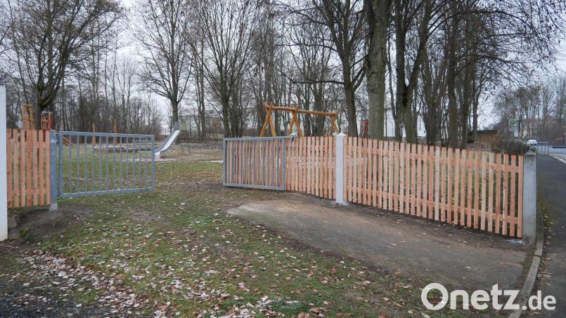 Mitarbeiter des Bauhofs der Stadt Waldsassen haben in diesen Tagen die Umzäunung des Spielplatzes an der Lämmerstraße vervollständigt. Bild: hmr
