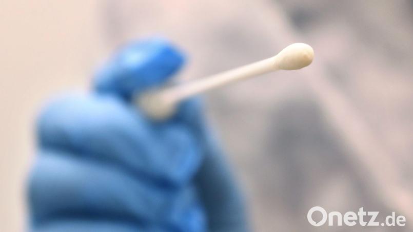 Ein Arzt hält einen Tupfer, mit dem ein Abstrich für einen Coronatest gemacht wird. Am Dienstag waren 72 Tests Bürgern aus dem Landkreis Tirschenreuth positiv. Symbolbild: Karl-Josef Hildenbrand