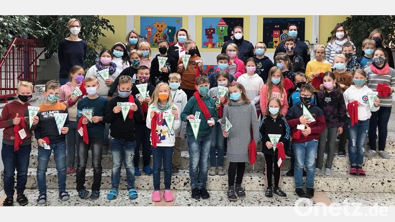 Die Viertklässler aus der Grundschule Poppenricht bestehen die Radfahrprüfung. Bild: Nina Roider/exb