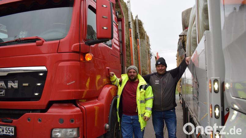 Peter Schedl aus Schönficht (links) und Reinhard Leiß aus Pleußen organisierten eine Hilfslieferung mit Heu und Stroh ins Katastrophengebiet im Ahrtal. Bild: szl