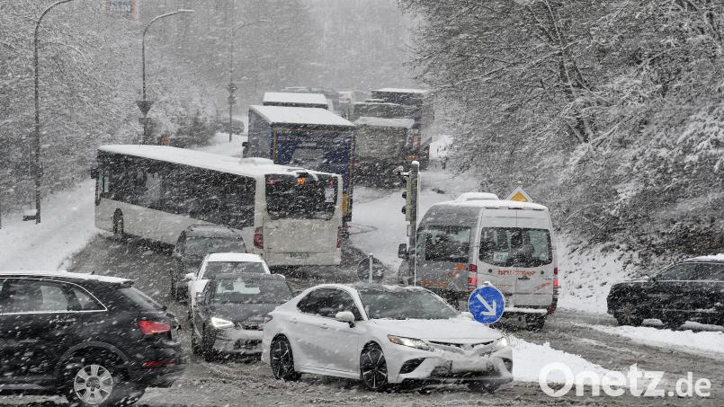 Mehrere Lkw sind am Hang liegen geblieben und kommen werde vor noch zurück, Schulbusse und Autos müssen sich umständlich vorbeischlängeln. Wie hier an der B14-Auffahrt an der Krötensee-Kreuzung in Sulzbach-Rosenberg sorgte dichter Schneefall im ganzen Landkreis und in Amberg für Chaos auf den Straßen. Bild: Petra Hartl